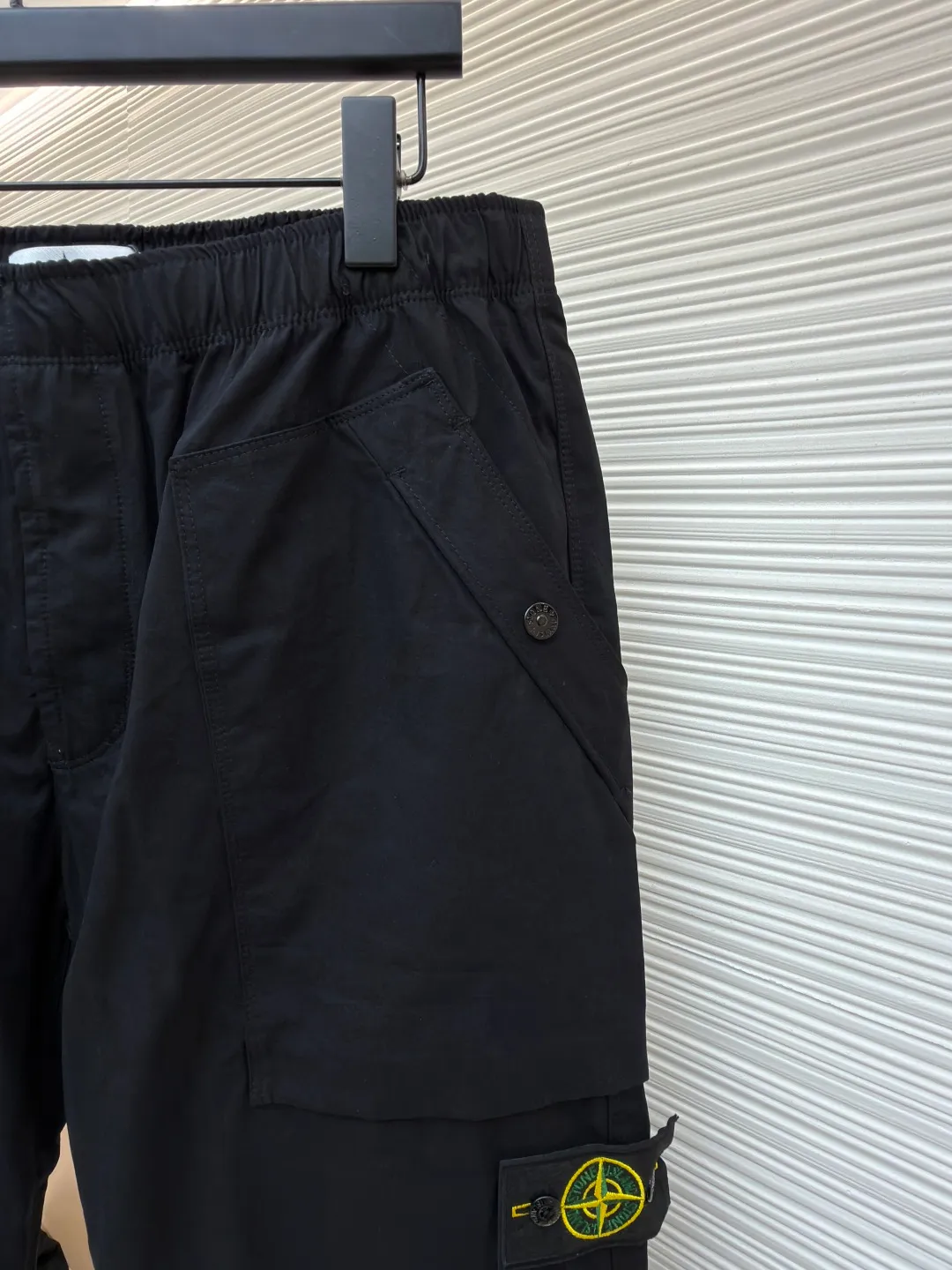 P430 Stonelsland badge casual trousers ●Original version: 3730 purchase and development ●Item number: 1681434-A85 ●Fabric: Yunmian Yixu moisture-permeable soft-skin satin fabric ●Technology: embroidery production ●Color: black ●Version: Fitted version ●Weight: about 445 grams ●Size: 34-36-38-40 ●Description: Customized Yunmian Yixu moisture-permeable soft-skin satin, refreshing and breathable Comfortable and skin-friendly. The black base is calm and elegant. The iconic Stonesland badge is embellished on the side of the trousers. It is like a unique medal to highlight the brand's imprint. It abandons complexity and outlines a neat silhouette with simple lines to outline a casual and free style. Calmly interpret a unique style chapter, using imported machine embroidery technology. Use advanced computer control systems and precision mechanical components to realize the Stonesland badge embroidery operation with high precision. The lines are smooth and delicate, and the fabrics have been heavily fermented and washed. It has better hand feel and texture, is not easy to deform, shrink or fade, and maintains long-term beauty. The overall wiring is straight and delicate, the fabric is comfortable and soft, and the color is consistent without color difference. It can be matched with the same style to create a fashionable look and control various occasions. Customized accessories, complete with three standards, same style for men and women!
